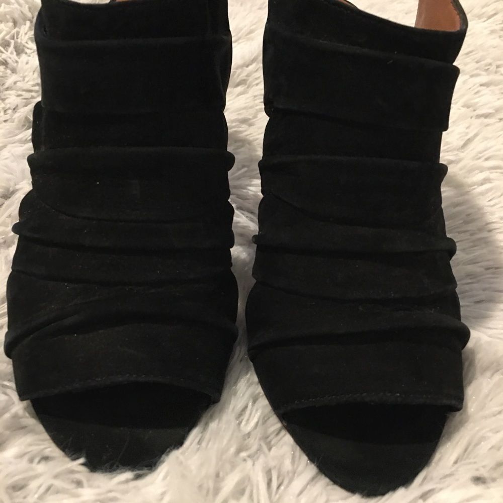 Elizabeth and James Suede E-Sloan Heels - Picture 3 of 5